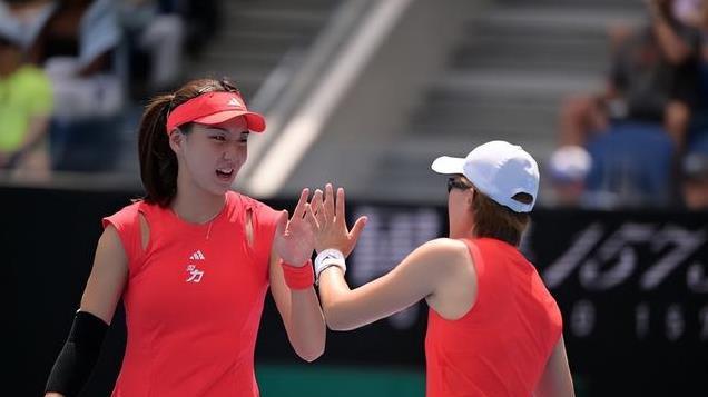 中国金花组合爆发！90分钟挽救2盘点淘汰11号种子，挺进澳网16强