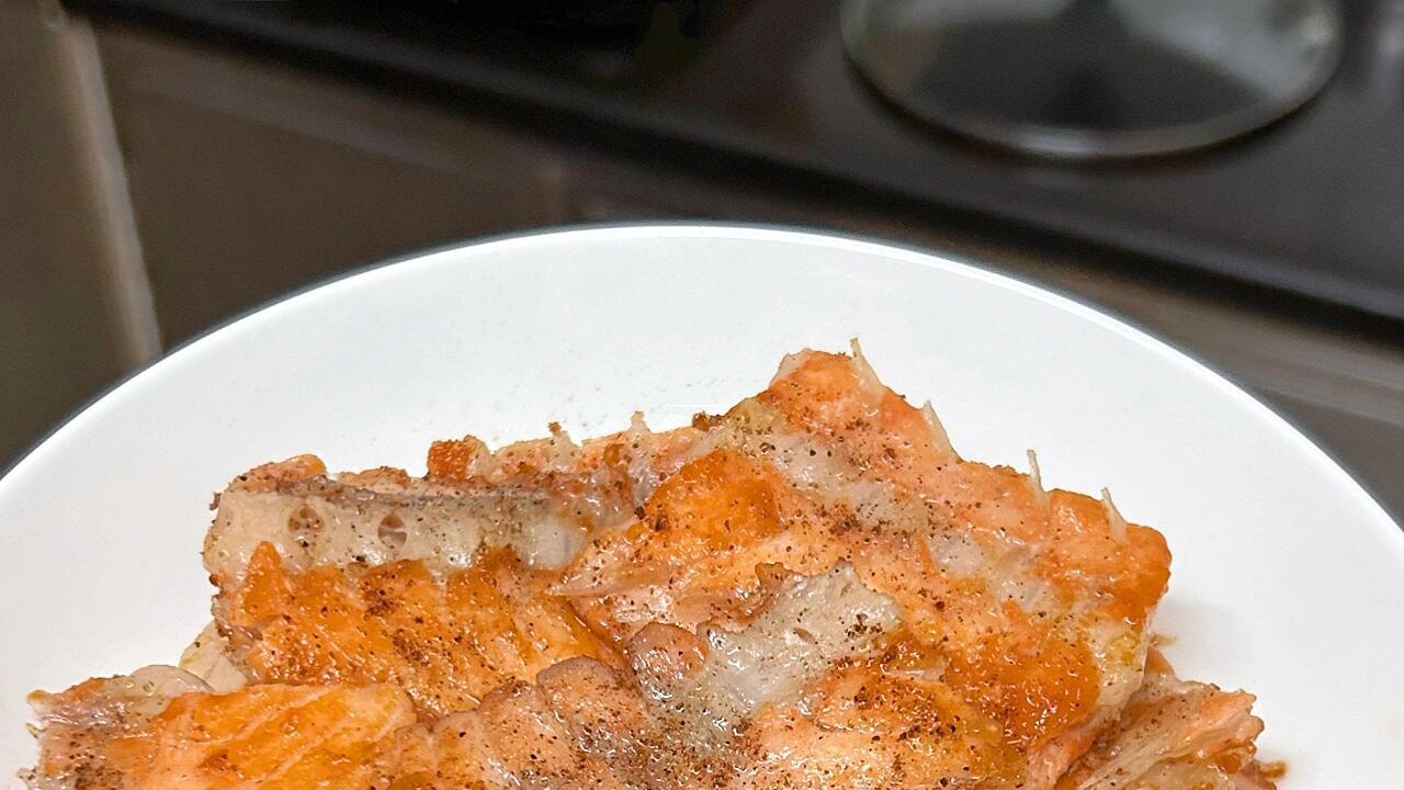 三文鱼不做刺身竟更香？这层椒盐脆壳里藏着多少汁水。