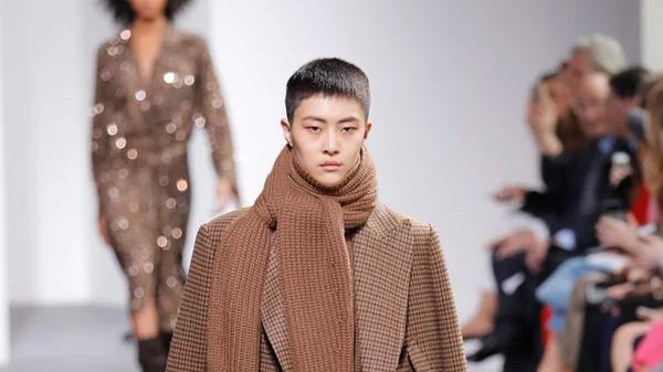 2025办公室装大胆转变：80年代强力着装复兴