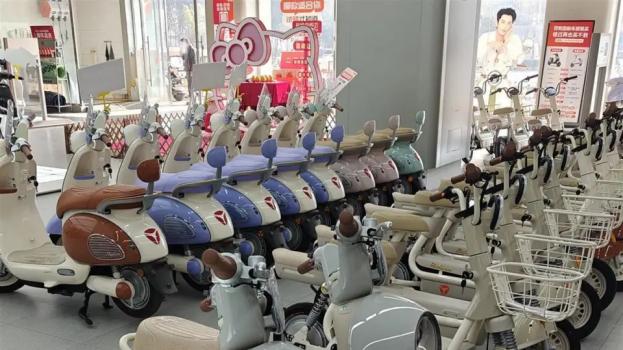 雅迪小电驴带不了娃？雅迪道歉称并非新国标要求，产品设计与上市节奏存疏漏已下架