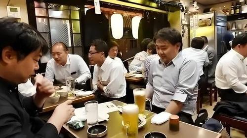 作为中国游客，在日本看哪吒2吃日料喝茅台，回来后4个问题想不通