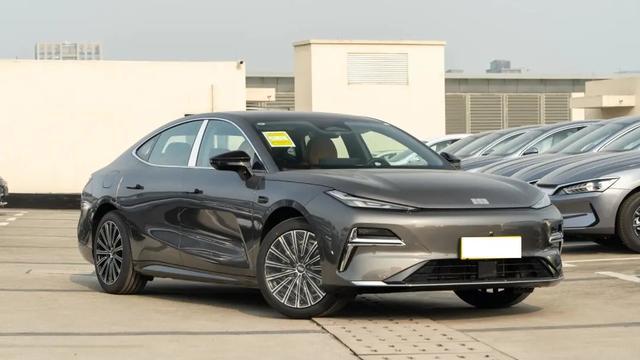 吉利发飙了！中大型车仅11万多，颜值媲美“帕梅”，还看汉DM？