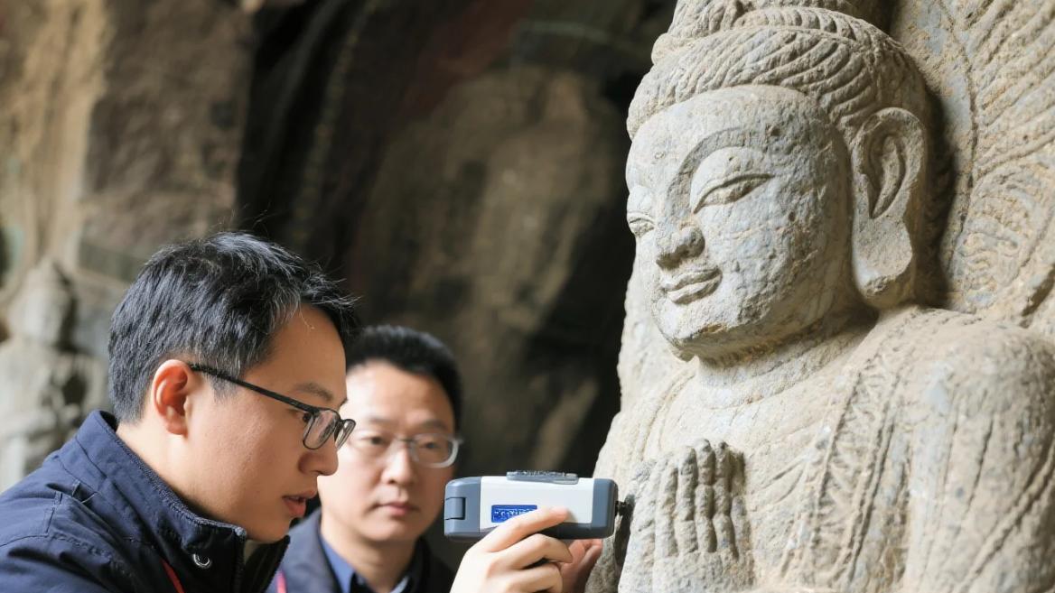 神秘古墓惊现千年“活体”石雕，专家靠近后集体失语！