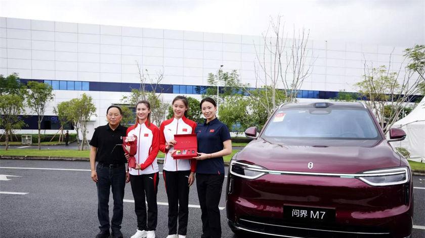 全新问界M7首批用户在工厂验收提车，全国同步开启新车交付