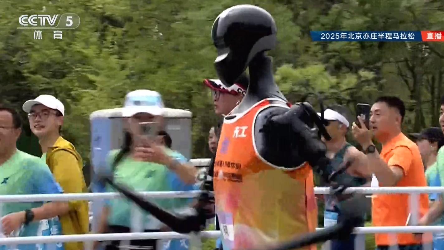 全球首场人机马拉松开跑！钢铁侠、萌神、仿生战士激战21公里，谁能改写未来？