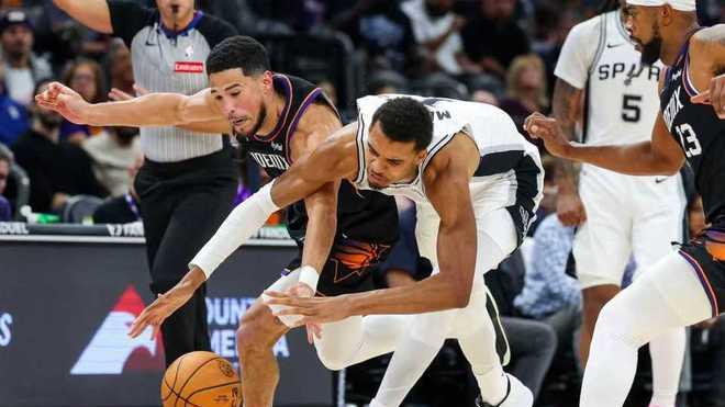 大爆冷！文班9+9赛季最差马刺输太阳吞首败 布克28+13