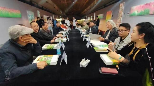 逐梦岫岩增秀色 彩墨玉雕相映辉