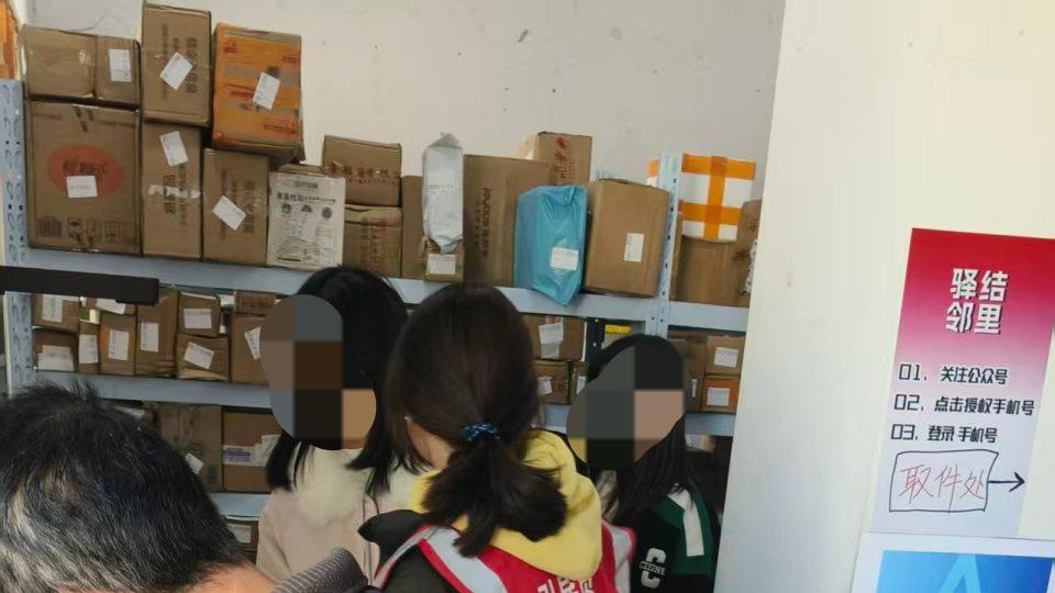扫码进快递站，方便还是麻烦？一场数字时代的“进门难”正在上演
