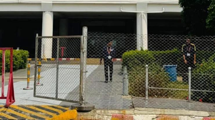 两机场关闭致万人滞留 陆路客运全面瘫痪