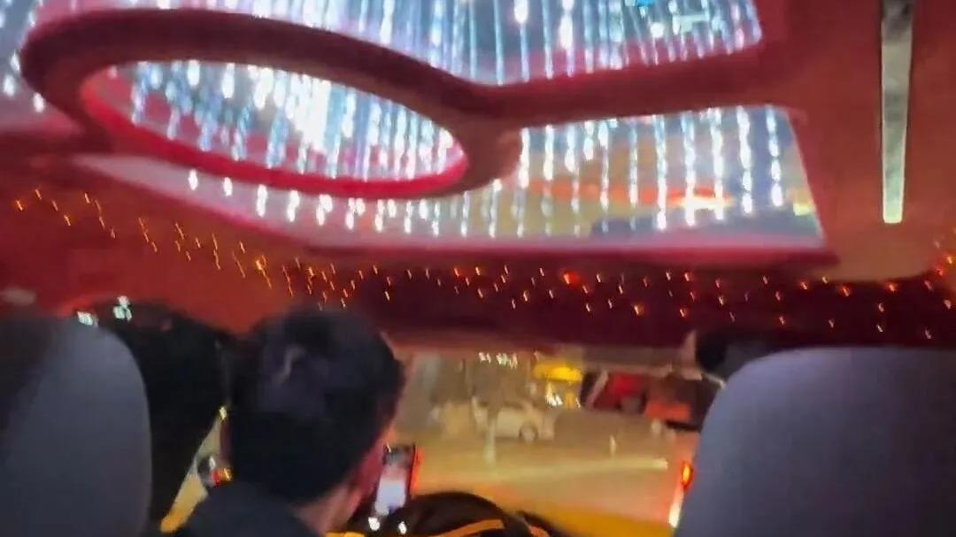 司机花3000元改造最炫出租车，乘客：比劳斯莱斯星空顶还耀眼