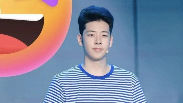 石头也就是曾经参加过《爸爸去哪儿》的郭涛的儿子，近日，他的毕业照更是令人惊叹