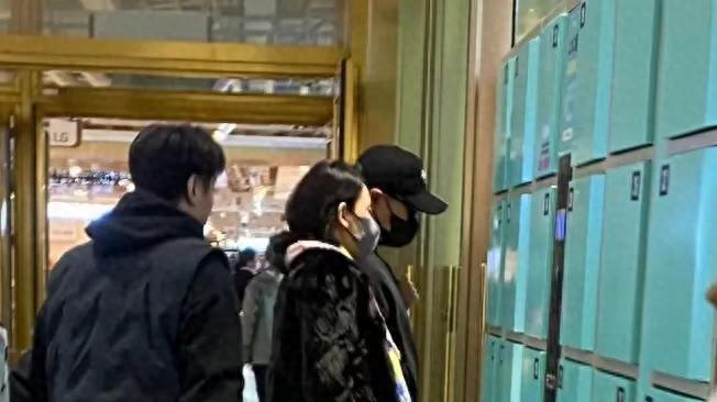 汪峰携小19岁女友现身母婴店！皮草遮肚疑添新喜