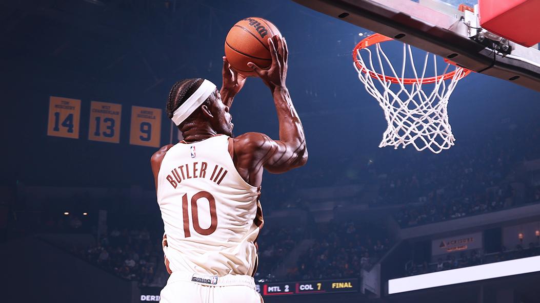 巴特勒24分8板10助，勇士完胜鱼腩！库里缺阵，小佩顿成奇兵轰19+11