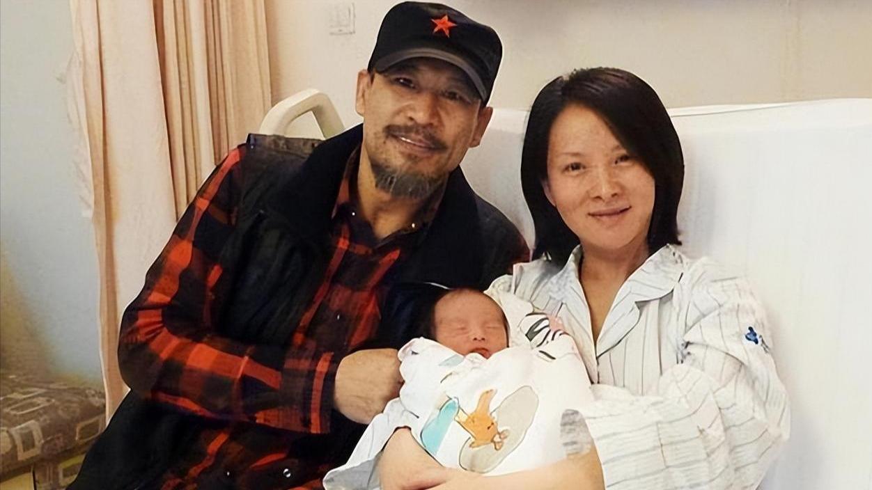 从“抱狗丫头”到争议焦点，谢兰的人生AB面