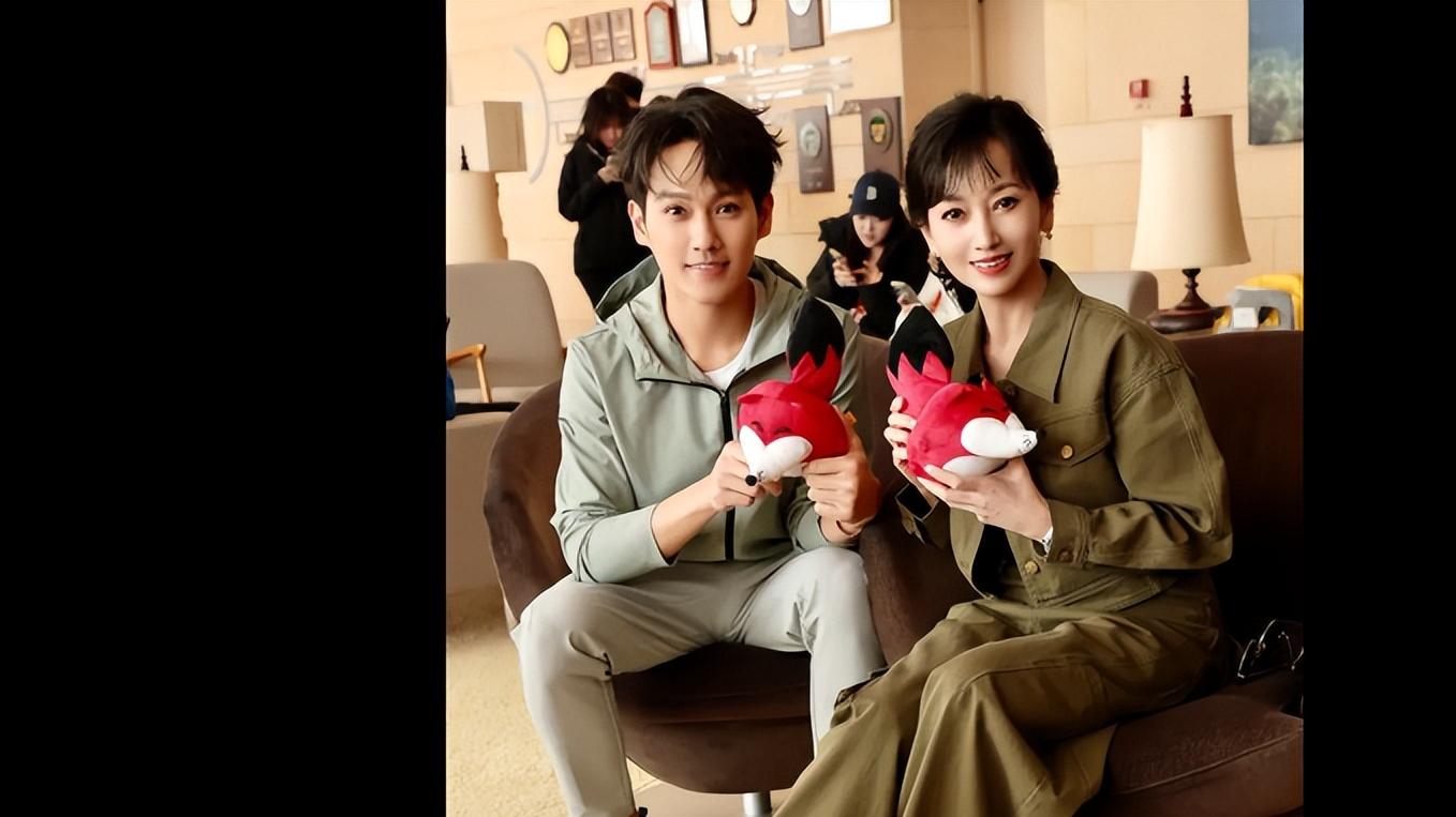 赵雅芝与儿子参加长跑，黄恺杰抱小狐狸，母子颜值在线！