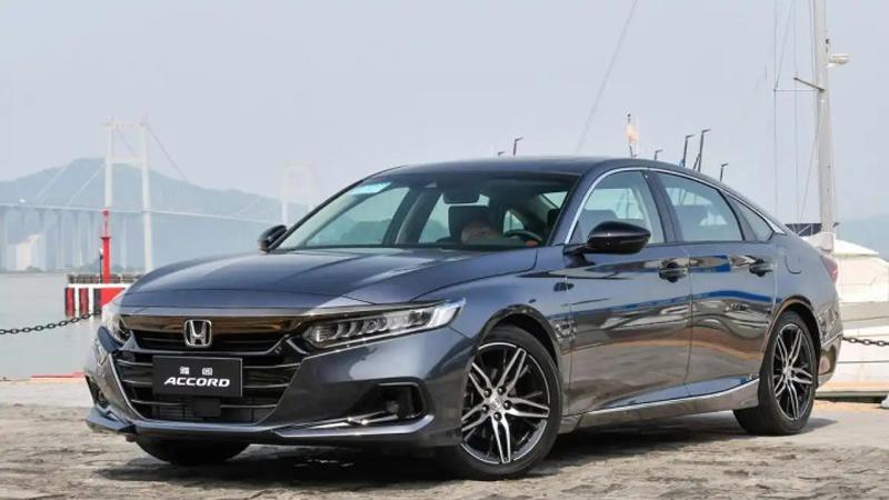 本田雅阁新车大灯“泪痕”难消，“冰敷”方案引车主投诉