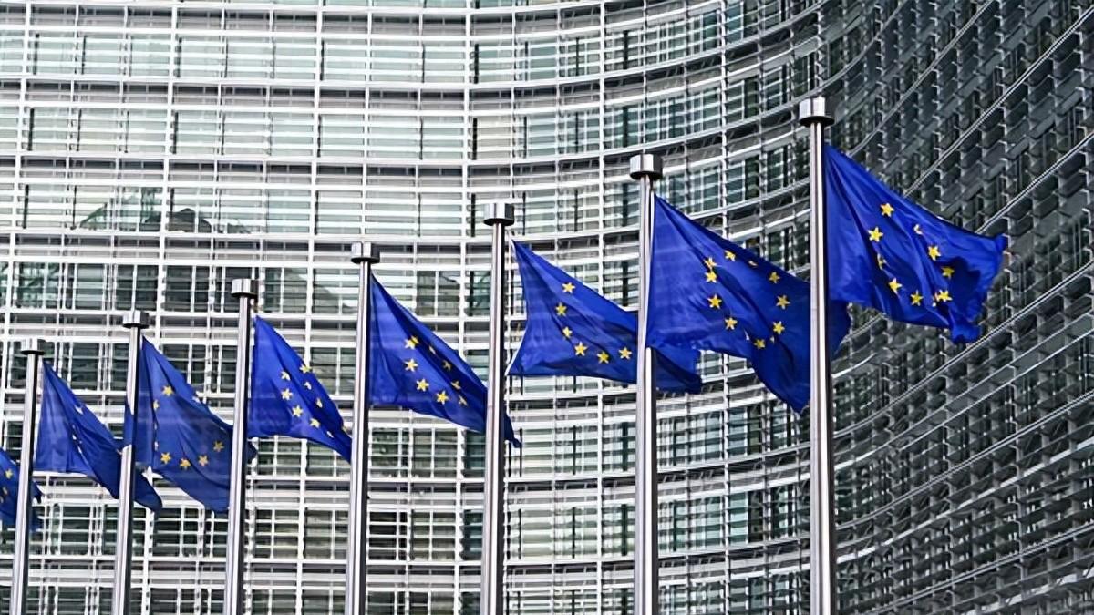 中方率先反击后，33国紧跟其后，纸老虎真面目被撕开，特朗普难了