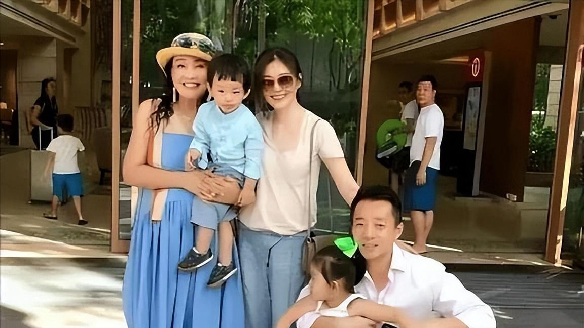 汪小菲一家四口深夜现身香港，女儿背影神似大S，马筱梅低调随行