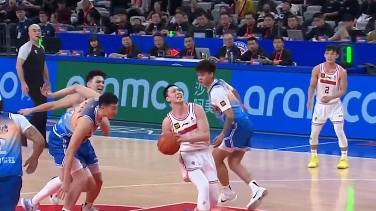 新疆主场惜败，赵睿旧地重逢，广东众将簇拥庆祝