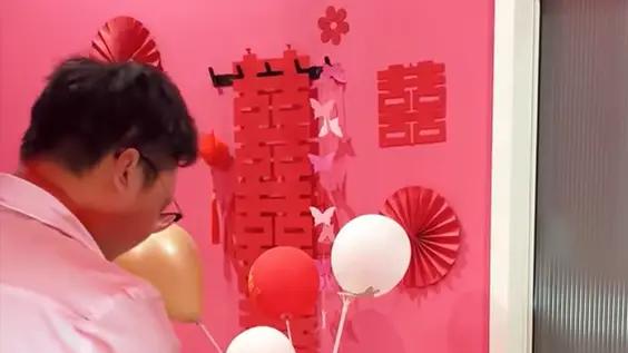 采耳行业卷到跪式服务？婚纱主题引争议，几百块买的是体验还是越界？