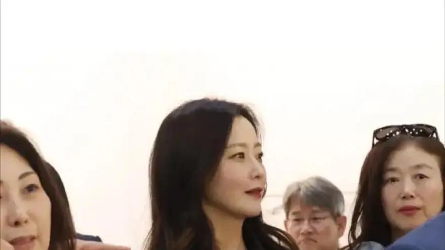 韩国女神金喜善穿黑色衣裙优雅现身
