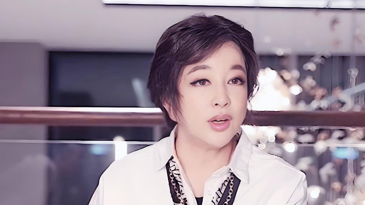 刘晓庆：为了挣钱还巨债，她演话剧两次吃救心丸，差点死在舞台上