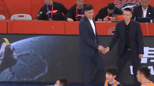 破案了！惨败上海之夜杜锋弃用吉伦沃特原因找到，替36岁老将心寒