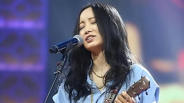 她连续四次登上春晚，却被恩师耽误一生，如今55岁无人敢娶
