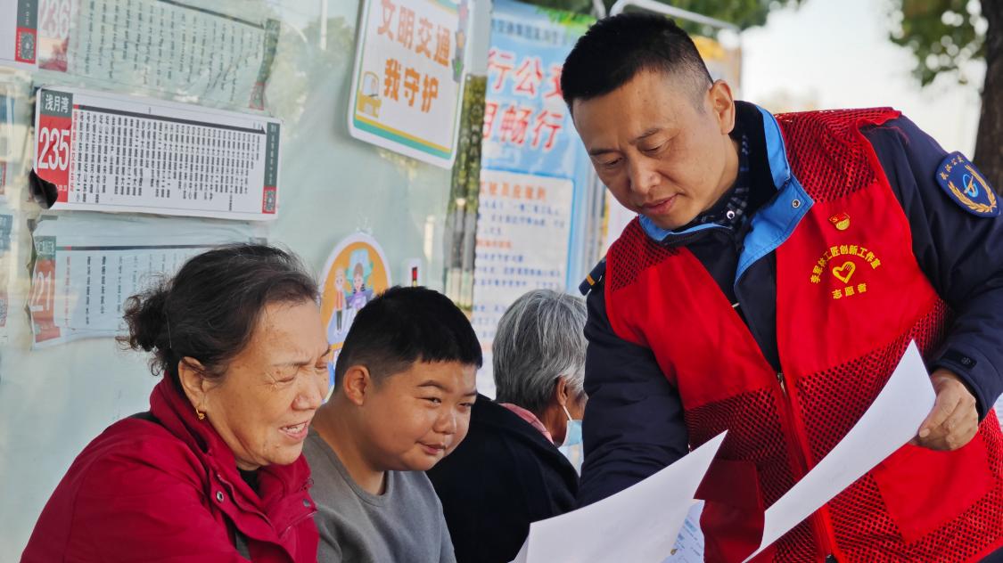 公交志愿者“站台开讲” 普及文明交通知识