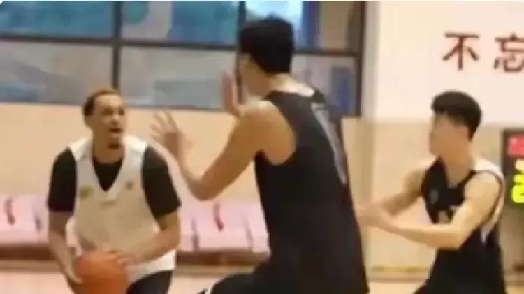广东宏远五个外援，CBA却只让留四个，这可咋办？季后赛近在眼前，裁员的刀已经悬在