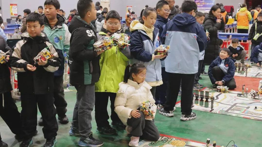 信阳市2025年中小学人工智能教育创意大赛成功举行