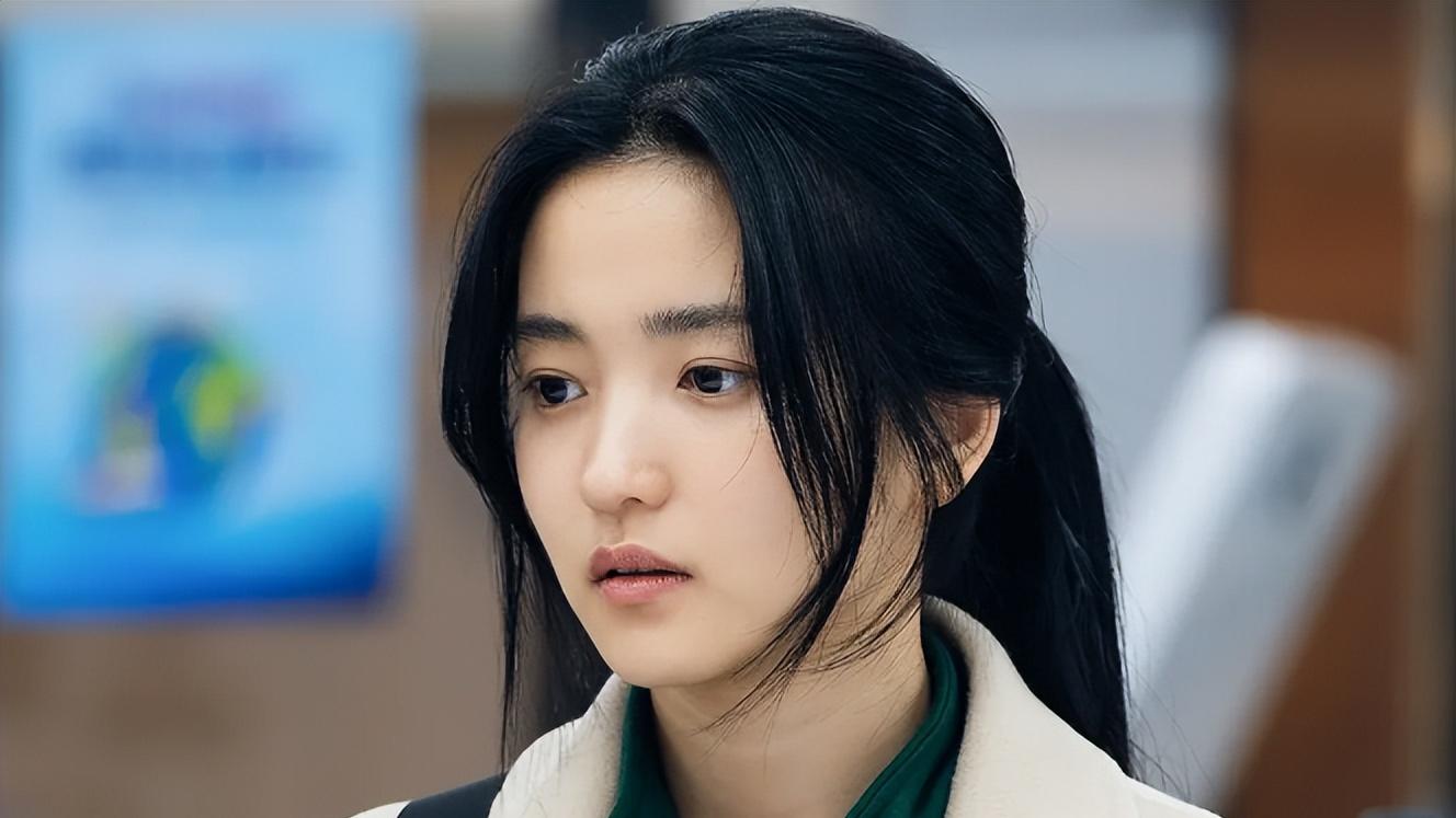 金泰梨附身名场面封神，阴森笑眼 + 黑长直，氛围感直接拉满