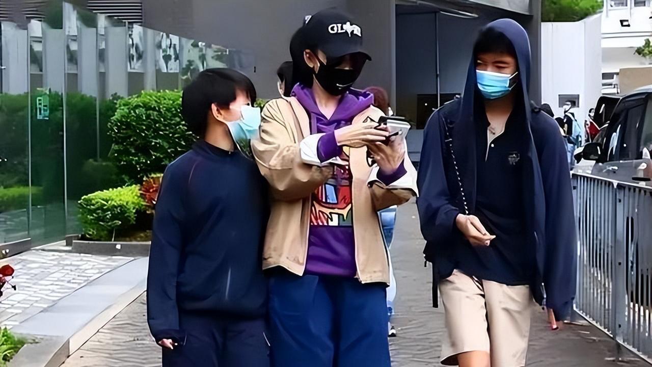 张柏芝现身重庆，水桶腰难掩风采，谢霆锋大儿子举止得体惹好评