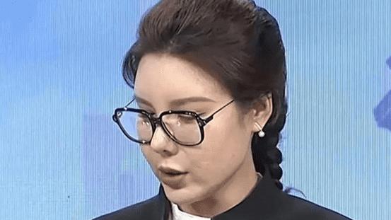 她是奥运冠军，与师弟相守16年生一子，如今却因脸部变化饱受争议