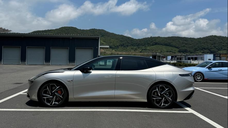 扬眉吐气了，搭载800V，与极氪001同平台打造的领克Z10上市