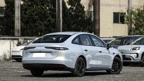 全新纯电家轿上市！外观动感可选激光雷达，续航650Km