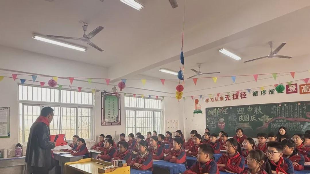 信阳市羊山新区彭家湾乡党委书记走进乡中心小学讲授思政课