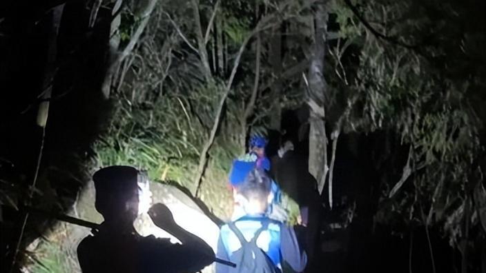 8岁男童失联第4天，失踪点明确，狂追哥哥，知情人曝已随人群下山