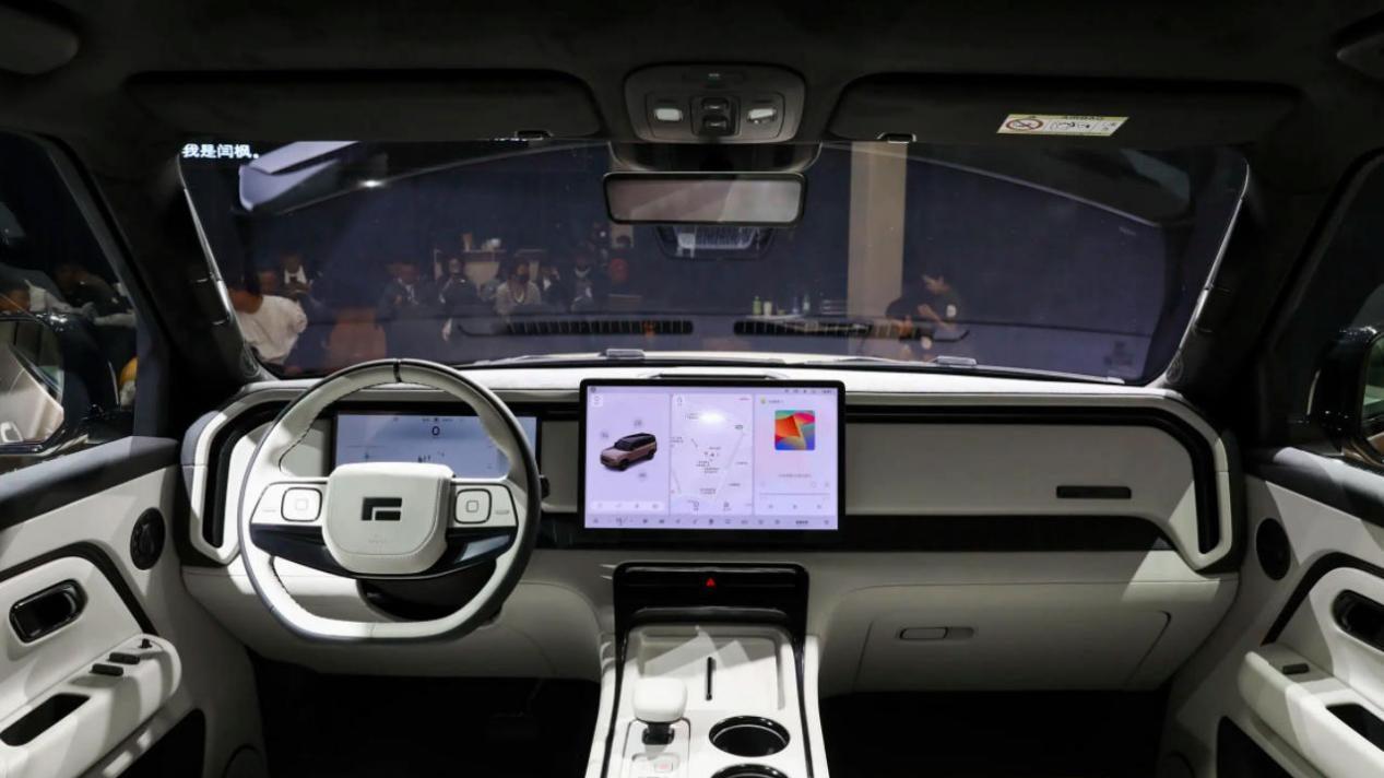 极石ADAMAS对比极石01，涨价5万，增程器供应商改为三菱