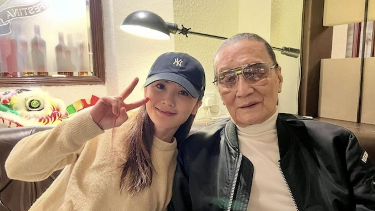 林家栋拜年送祝福，88岁谢贤表情严肃，穿红衣发红包显大气