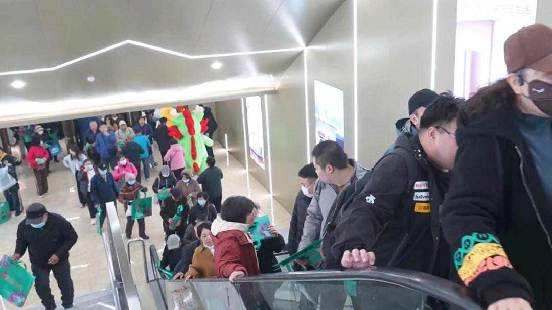 长春6号线欧亚卖场站站店一地铁体开通
