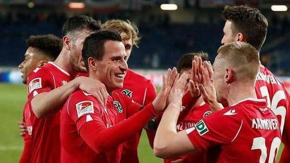 周五德乙足球比赛分析预测：沙尔克vs帕德博恩 汉诺威vs卡尔斯鲁厄