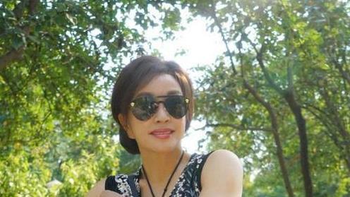 都是70岁左右，看完潘虹再看刘晓庆：才懂得“强行驻颜”有多可怕