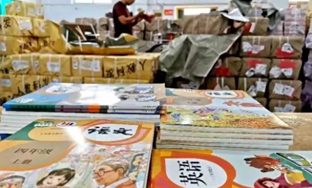 炸了锅，北京教委扔下“惊雷弹”！宣布义教阶段全面禁用洋教材
