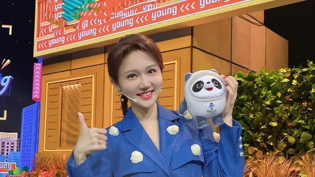 央视名嘴龙洋，36岁优雅单身零绯闻，择偶标准高到离谱，如今怎样