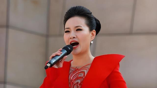 她是首位博士级歌唱家，曾12次荣登春晚，丈夫的身份更是深藏不