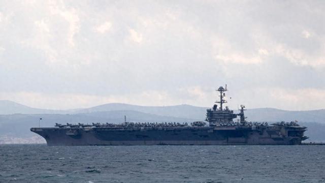 杜鲁门又出丑闻，为躲避胡塞武装导弹，将美国战机甩进海里。