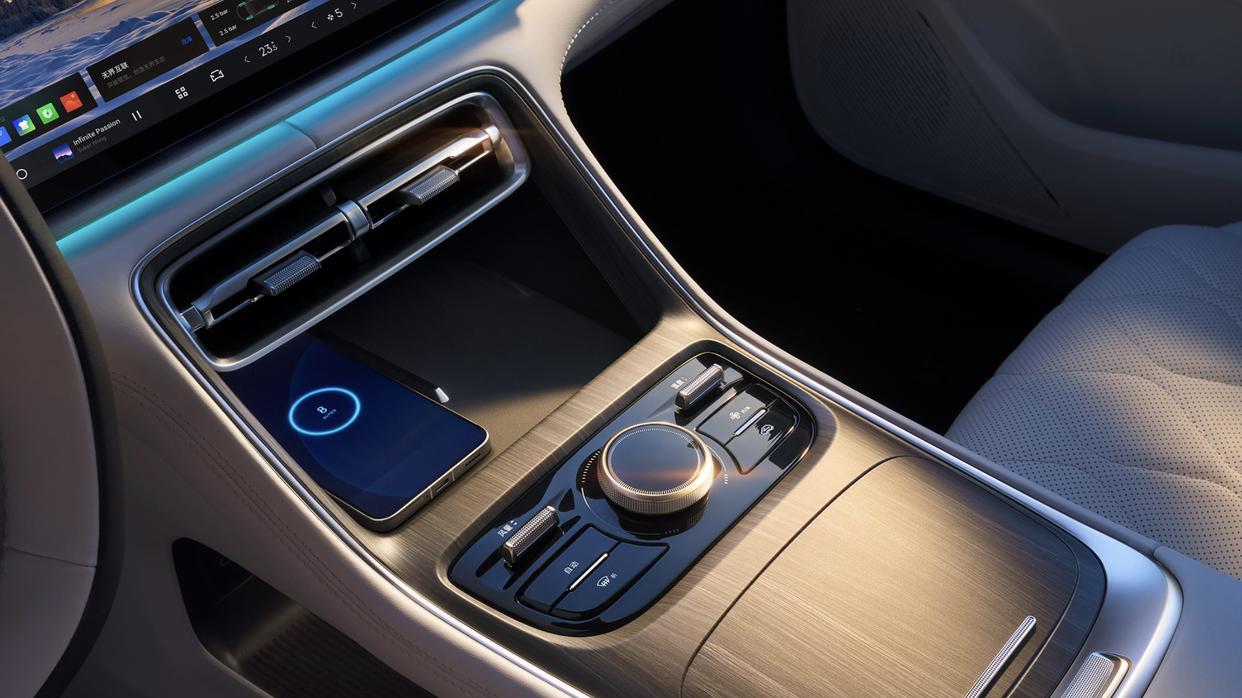 国产家轿的新标杆，车长4918mm，馈电油耗2L，综合续航2100km