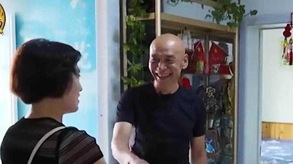 52岁大妈寻觅有钱帅气老伴，每月2000零花钱要求引争议。