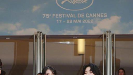 还得是IU啊！网纱裙也能穿出高级女王范，时尚表现力不是一般的强